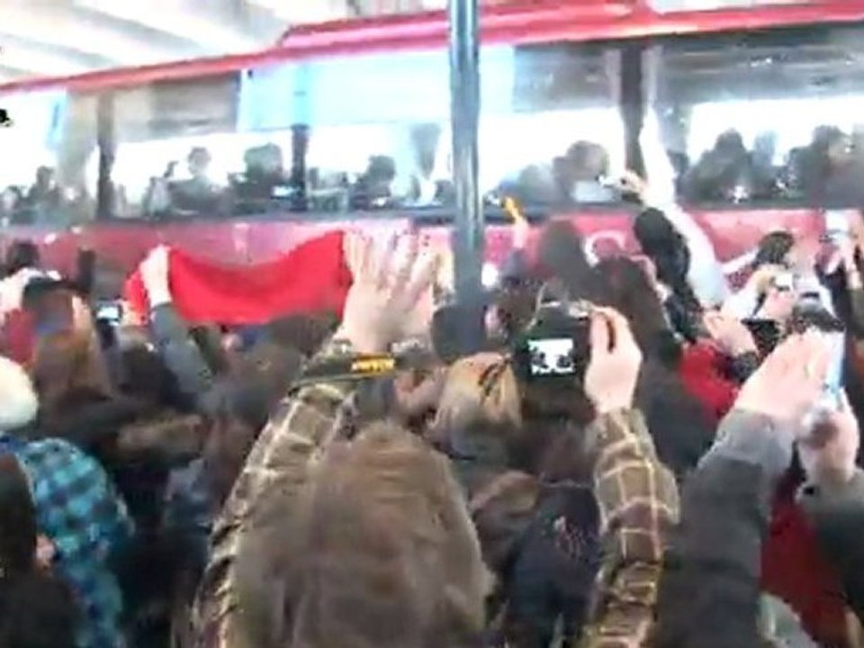 MUSIC BANK in Paris, artists arrival @Charles de Gaulle Airport (07/02/2012)