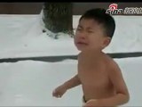Un Chinois de 4 ans forcé de courir dévêtu dans la neige 