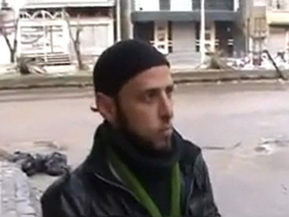 فري برس   مقطع خطر أمام الدبابات و إصابة المصور في الكتف 7 2 2012