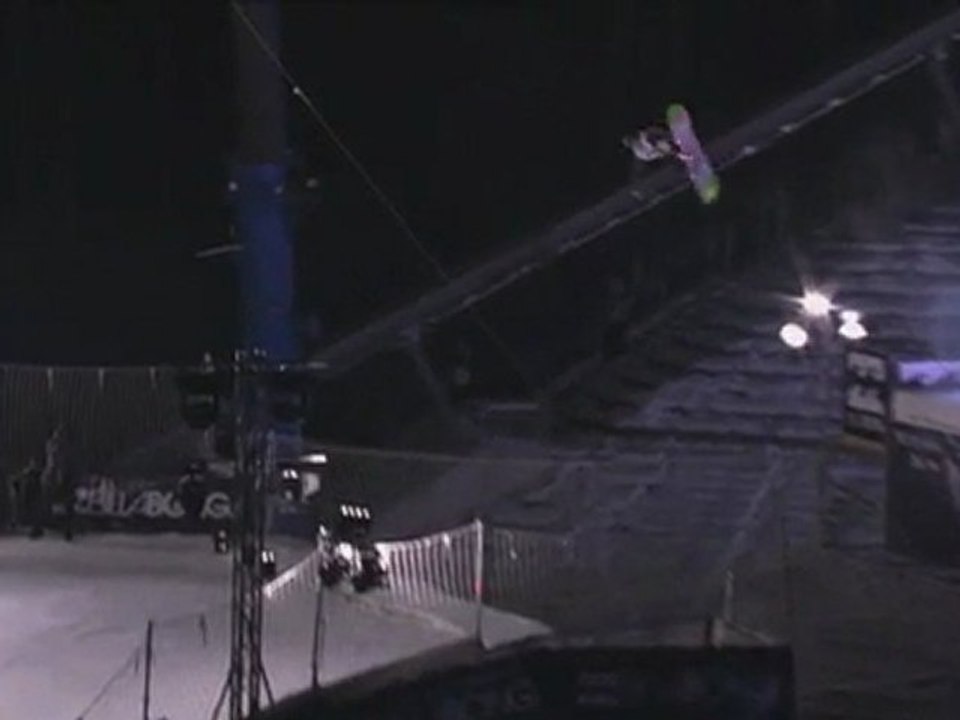 TTR Tricks - Niklas Mattson snowboarding tricks at Air & Style Innsbruck