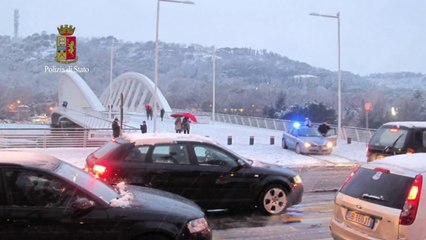 La Polizia di Stato al lavoro durante l'emergenza neve