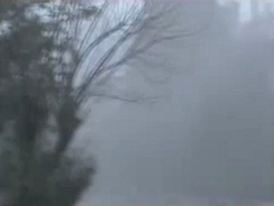 فري برس   حمص باباعمرو صاروخ سقط على الحي صباحا  8 2 2012