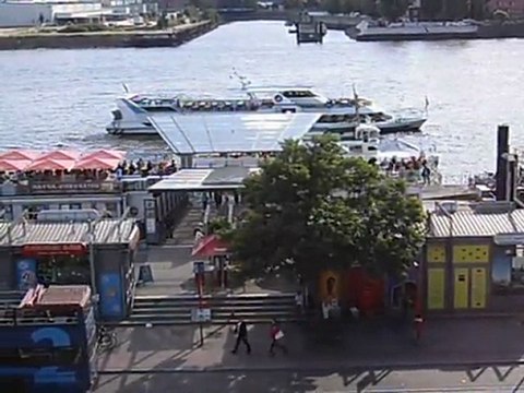Hamburg St. Pauli Landungsbrücken an der Elbe