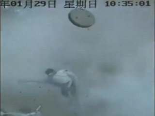 Il explose une bouche d'égout avec un pétard