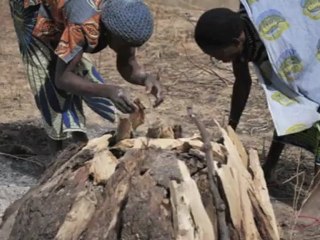 une potière traditionnelle, Burkina faso