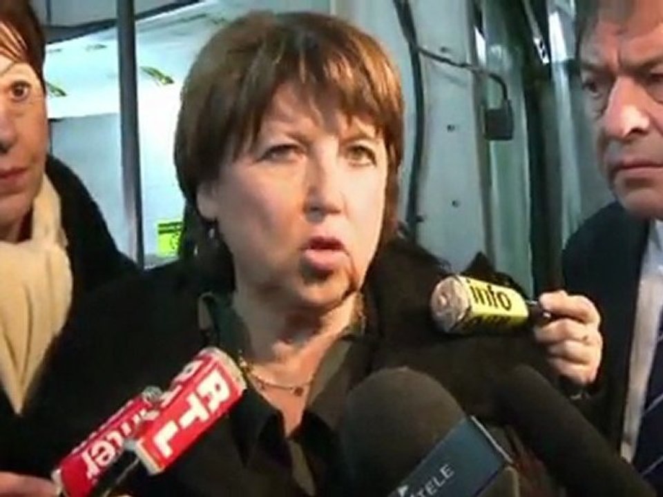 Visite de Martine Aubry dans l'usine «Cello plastic» à Reims