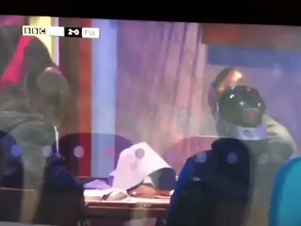 Balotelli khoe tài ảo thuật với lon nước