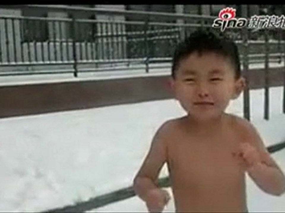 un-pere-promene-son-enfant-nu-dans-la-neige