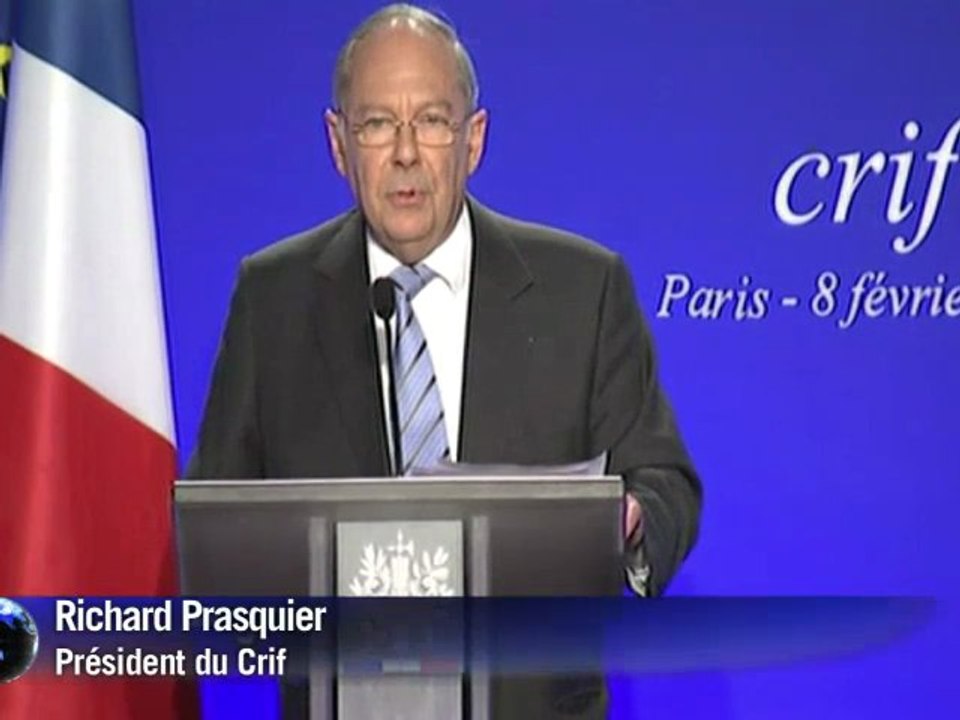 Le président Nicolas Sarkozy et le candidat socialiste à la présidentielle François Hollande se sont serré la main et ont posé ensemble tout sourire devant les caméras, mercredi soir lors du dîner annuel du Crif