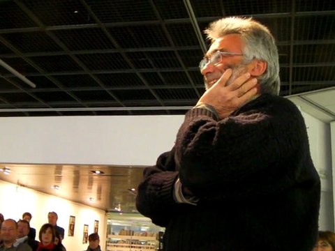 René Faure reçoit un parpaing d'or à la médiathèque Simone-de-Beauvoir du Pays de Romans