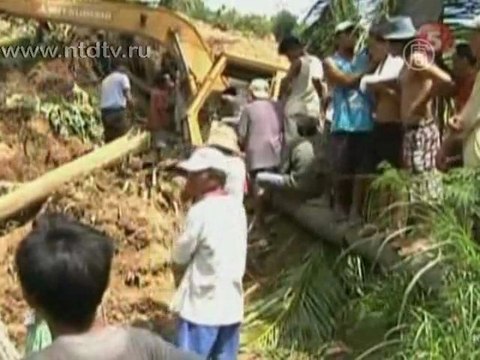 Жертвы землетрясения на Филиппинах молят о еде