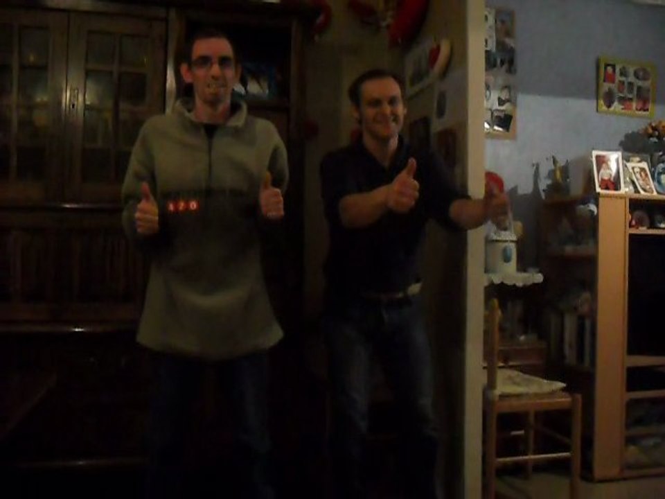 fred et cedric "les pouces en avant"ptdr mdr lol