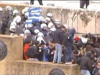 Grèce : un accord politique ouvre la voie au deuxième...