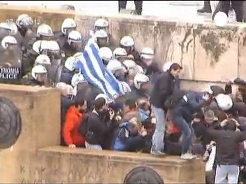 Greek leaders strike deal on bailout reforms 