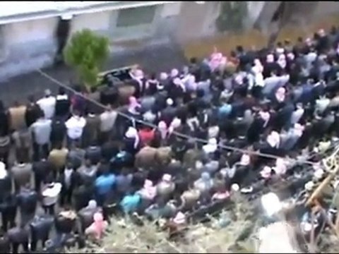 فري برس حمص الوعر صلاة الجنازة على الشهيد حسين الحسين 8 2 2012