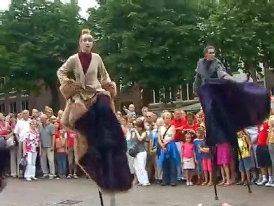 TRIADE NOMADE Volver-un regard en arrière Spectacle de danse théâtre sur échasses