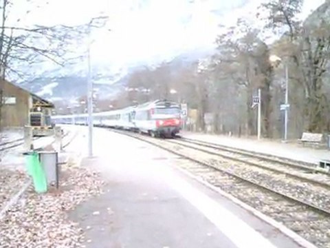 train n°5790 a destination de briançon croisement avec un AGC a destination de marseille en gare de l'argentiere les ecrins