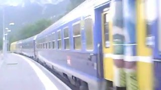 train paris briançon au depard de la gare de l'argentiere les ecrins avec en tete  une BB67000 jaune infra sncf