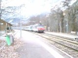 train n°5790 a destination de briançon croisement avec un AGC a destination de marseille en gare de l'argentiere les ecrins