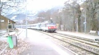 train n°5790 a destination de briançon croisement avec un AGC a destination de marseille en gare de l'argentiere les ecrins