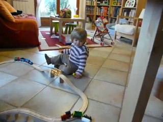Gaëlle et papa jouent au train