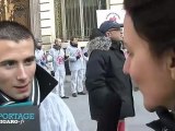 Les revendeurs Apple manifestent leur colère devant l'Apple store Opéra