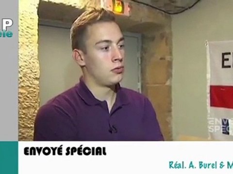 Zapping télé du 10/02/2012 - Une candidate d'American Idol chute violemment !