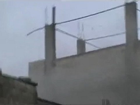 فري برس حمص حي عشيرة احتراق احد المنازل بسبب القصف 8 2 2012