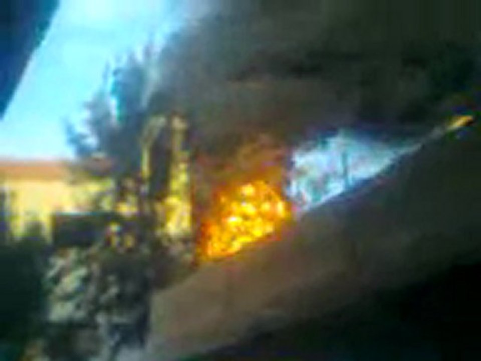 فري برس   حمص باباعمرو إحتراق أحد المنازل بسبب القصف 9 2 2012