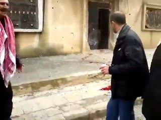 فري برس   حمص   الرستن   أب ينعي أطفاله 09 02 2012