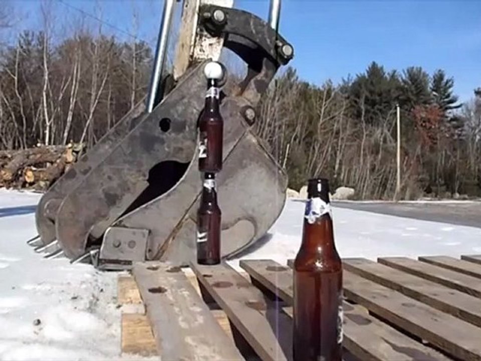 Une pelleteuse met en équilibre des bouteilles de bière