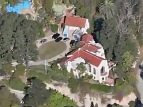 Katy Perry Signs Divorce With a Smile