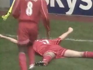 S.Gerrard lần đầu ghi bàn vào lưới Man United