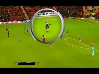 Un supporter rentre sur le terrain et tacle un joueur