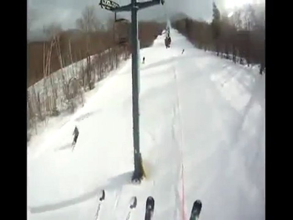Un skieur s'écrase contre un arbre