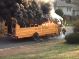 Conductora salvó la vida de 6 niños antes de que un autobús escolar se incendiara