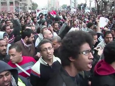 Egypte : des milliers de manifestants réclament le départ de l'armée au pouvoir