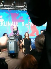 Η Αντζελίνα Τζολί μπαίνει στην Συνέντευξη Τύπου (Flix)