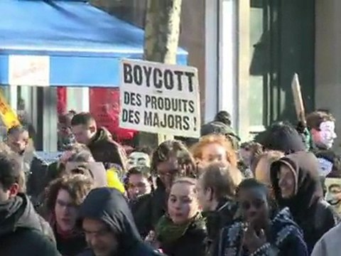 Les militants Anonymous manifestent contre l'accord ACTA