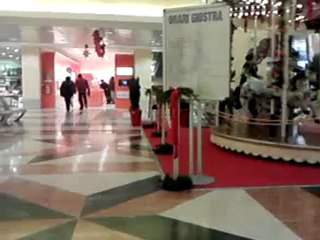 BIMBO NON SMETTE DI GIOCARE