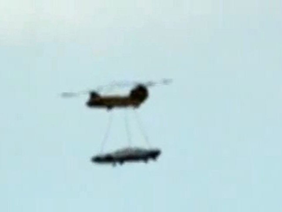 UFO . chine.hélicoptère  militaire. transporte un objet non identifier?