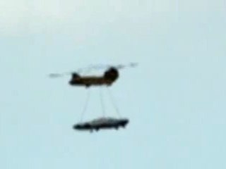 UFO . chine.hélicoptère  militaire. transporte un objet non identifier?