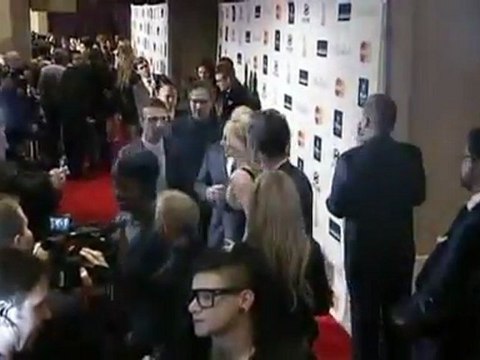 Celebrities react to Whitney Houston death