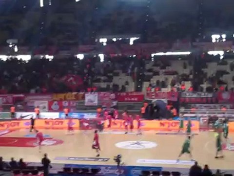 Οι παίκτες του Ολυμπιακού στο παρκέ του ΣΕΦ