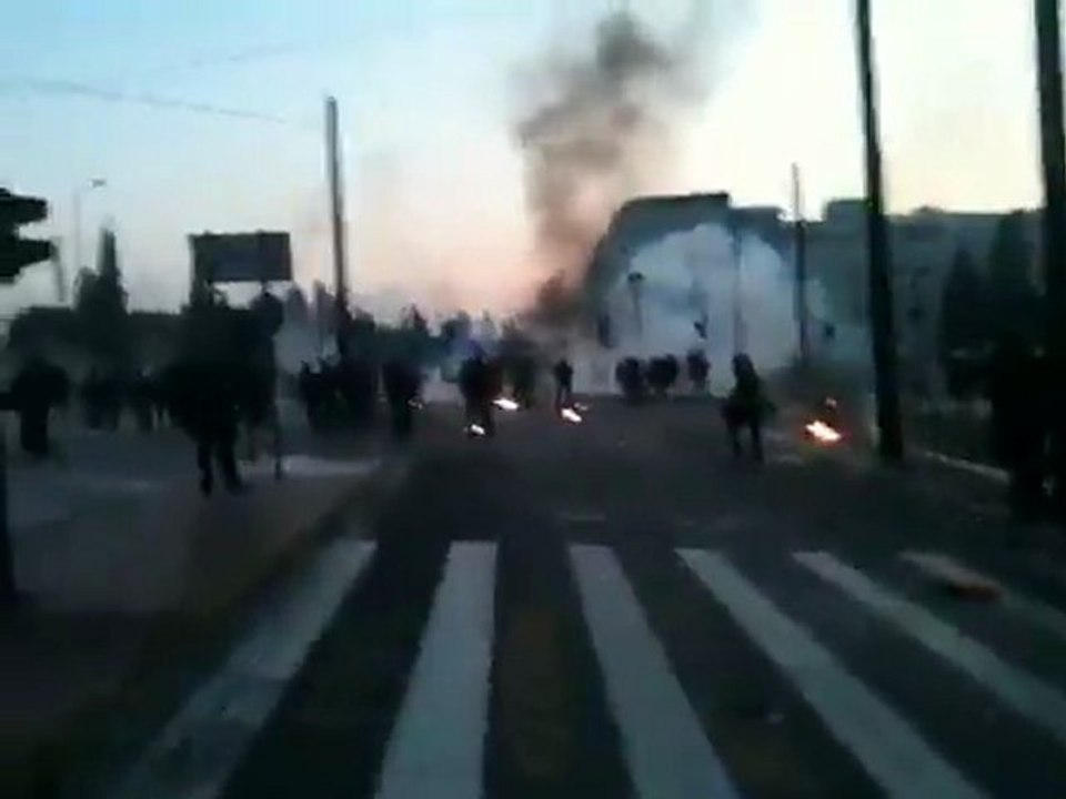 Επεισόδια  στο Σύνταγμα με φωτιές και δακρύγονα