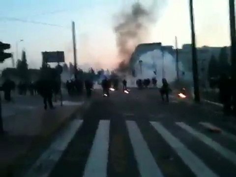 Επεισόδια στο Σύνταγμα με φωτιές και δακρύγονα