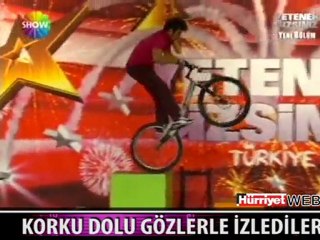 KORKU DOLU GÖZLERLE İZLEDİLER - medyarazzi.com