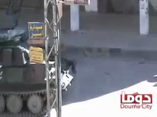 فري برس   ريف دمشق قصف الدبابة في مدينة دوما 11 2 2012