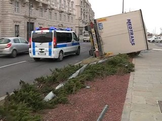 camion rovesciato due feriti