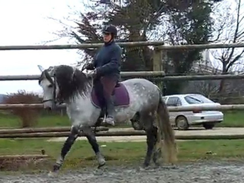 Neptuno eed suivi appuyer tête au mur main gauche